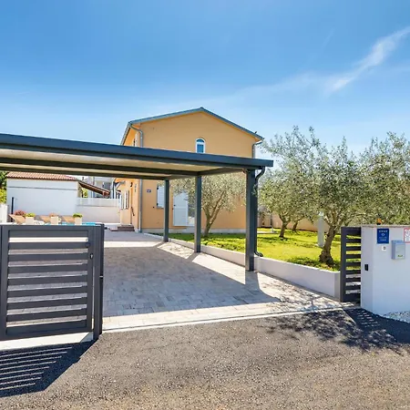 2 Bedroom Lovely In Holiday home