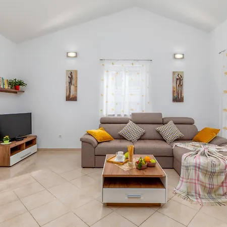 2 Bedroom Lovely In