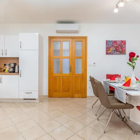 2 Bedroom Lovely In * Musalez