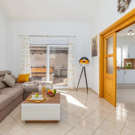 2 Bedroom Lovely In Holiday home