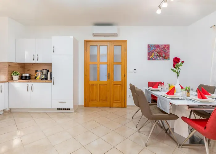 2 Bedroom Lovely In * Musalez